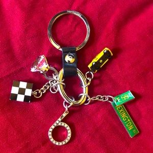 BLOOMINGDALE’S accessory for your favorite NYC fan!🗽🚕